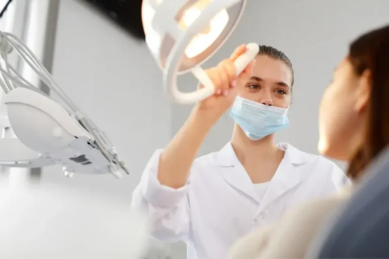 Tannlege i arbeid på klinikken