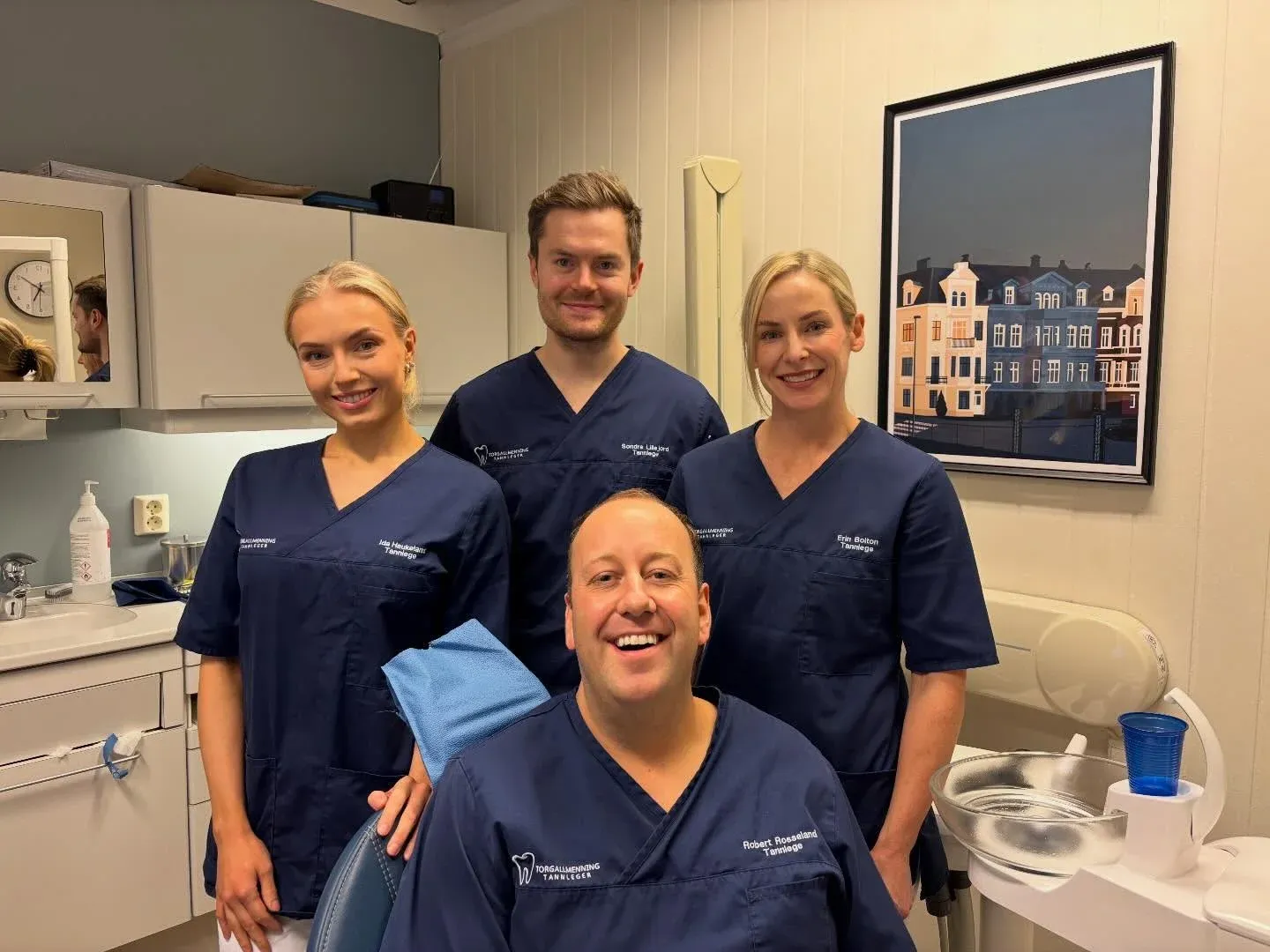 Tannlege i arbeid på klinikken